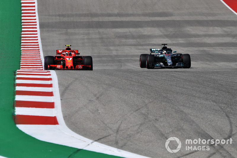 Kimi Raikkonen, Ferrari SF71H y Lewis Hamilton, Mercedes-AMG F1 W09