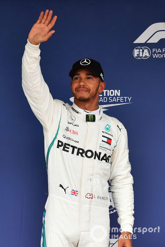 Il poleman Lewis Hamilton, Mercedes AMG F1, festeggia nel parco chiuso