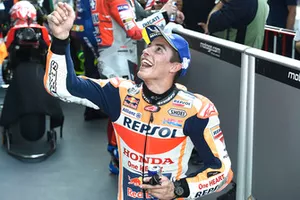 Le poleman Marc Marquez, Repsol Honda Team, répond à une demande en mariage dans le public