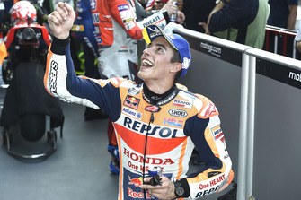 Le poleman Marc Marquez, Repsol Honda Team, répond à une demande en mariage dans le public