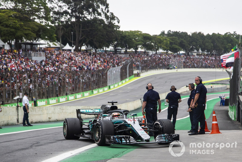 Lewis Hamilton, Mercedes AMG F1 W09 EQ Power+, guida verso il parco chiuso