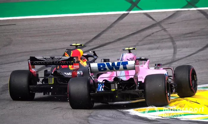 Le leader Max Verstappen, Red Bull Racing RB14 s'accroche avec Esteban Ocon, Racing Point Force India VJM11 