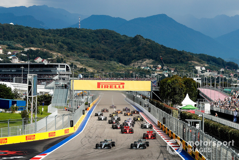 Valtteri Bottas, Mercedes AMG F1 W09 lidera a Lewis Hamilton, Mercedes AMG F1 W09 y Sebastian Vettel, Ferrari SF71H
