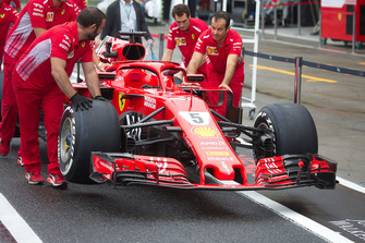 I meccanici Ferrari spingono la SF71H con la nuova livrea Ferrari