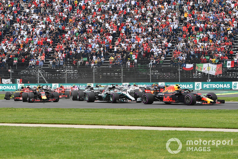 Max Verstappen, Red Bull Racing RB14 líder al inicio