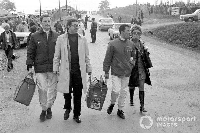 Graham Hill, Mario Andretti z żoną Dee Ann
