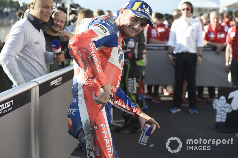 Джек Міллер, Pramac Racing, вказує на пошкоджений в аварії комбінезон