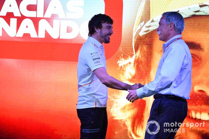 Chase Carey, Director Ejecutivo y Presidente Ejecutivo de Formula One Group en el escenario como Fernando Alonso, McLaren se despide de los fanáticos