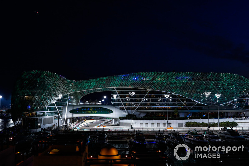 Lewis Hamilton, Mercedes AMG F1 W09 EQ Power+, devant Nico Hulkenberg, Renault Sport F1 Team R.S. 18, et Valtteri Bottas, Mercedes AMG F1 W09 EQ Power+
