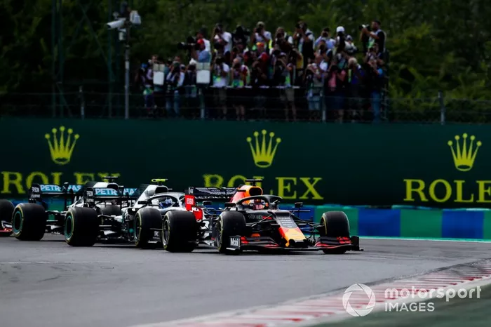 Arrancada Max Verstappen, Red Bull Racing RB15, Valtteri Bottas, Mercedes AMG W10 y Lewis Hamilton, Mercedes AMG F1 W10 