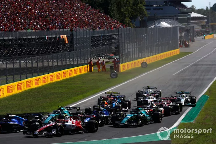 Zhou Guanyu, Alfa Romeo C42, Sebastian Vettel, Aston Martin AMR22, Nicholas Latifi, Williams FW44, Lance Stroll, Aston Martin AMR22, el resto en la primera vuelta