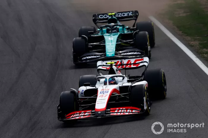 Mick Schumacher, Haas VF22, Sebastian Vettel, Aston Martin AMR22