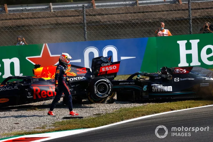 Max Verstappen, Red Bull Racing, se aleja tras chocar con Lewis Hamilton, Mercedes