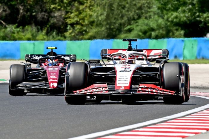 Kevin Magnussen, Haas VF-23, Zhou Guanyu, Alfa Romeo C43