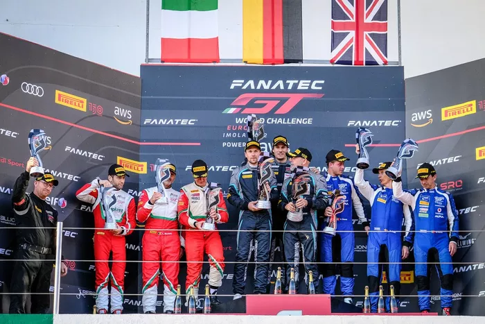 Podio Pro-AM: ganador #20 SPS automotive performance Mercedes-AMG GT3: Valentin Pierburg, Ian Loggie, Dominik Baumann, segundolugar #52 AF Corse Ferrari 488 GT3: Louis Machiels, Andrea Bertolini, Stefano Costantini, tercer lugar #188 Garage 59 McLaren 720 S GT3: Alexander West, Miguel Ramos, Henrique Chaves