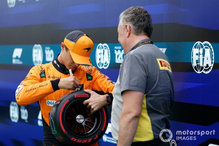 Lando Norris, McLaren F1 Team, recibe su premio Pirelli Pole Position de manos de Mario Isola, Racing Manager, Pirelli Motorsport.