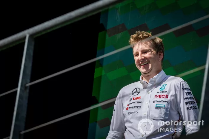 El delegado del trofeo Mercedes en el podio