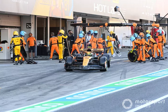 Lando Norris, McLaren MCL60, sai da sua box após uma paragem