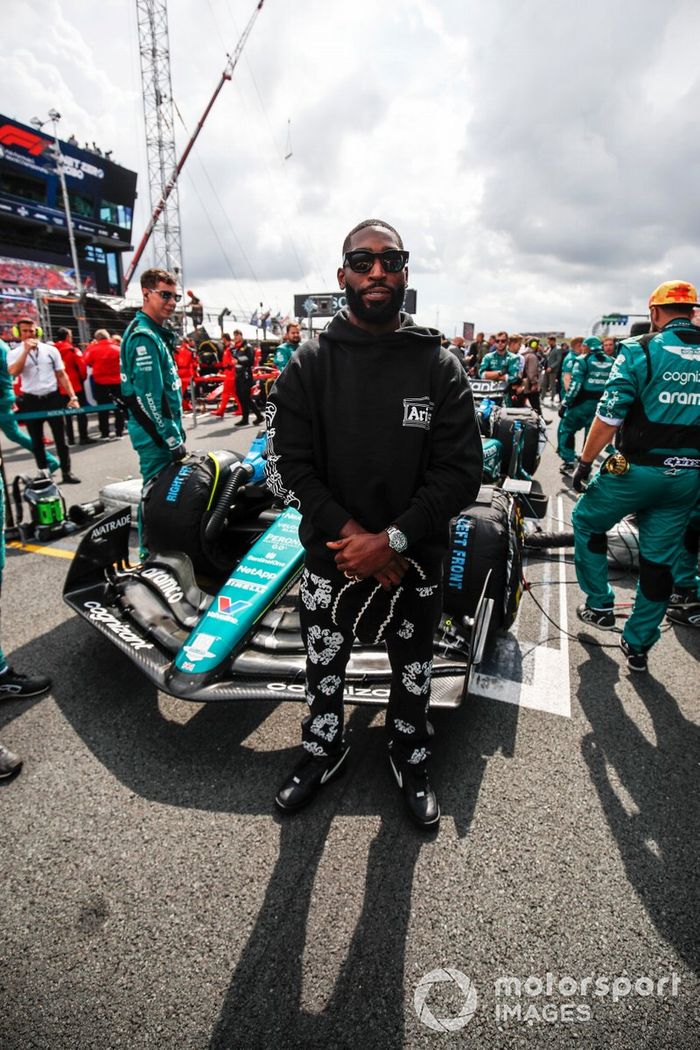 El rapero Tinie Tempah en la parrilla con el coche de Fernando Alonso, el Aston Martin AMR23