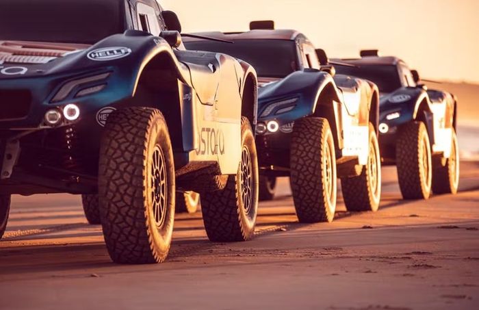 Astara Team, Carlos Checa, Laia Sanz, Oscar Fuertes