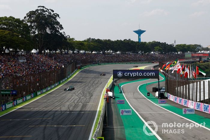 Lewis Hamilton, Mercedes W13, Max Verstappen, Red Bull Racing RB18