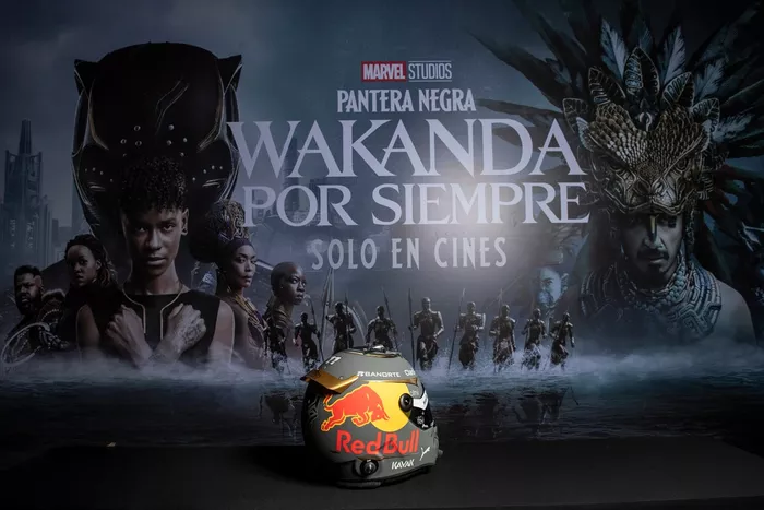 Sergio Pérez, Red Bull Racing con su casco con el diseño de la película Black Panther Wakanda Por Siempre de Marvel