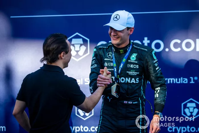 George Russell, Mercedes AMG, 1° posizione, sul podio della Sprint con Felipe Massa