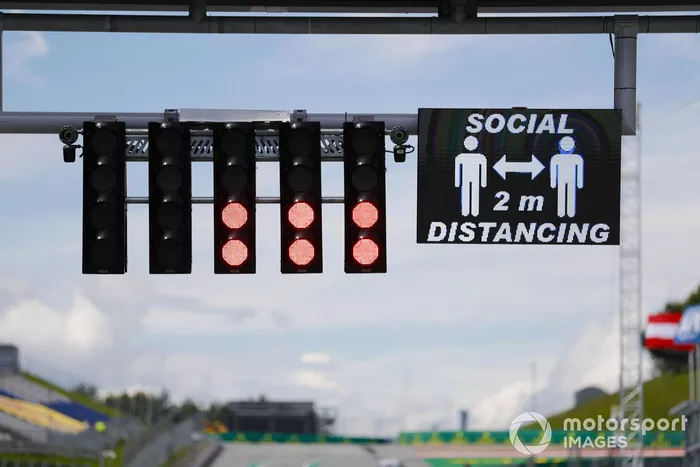 Recordatorio sobre la línea de meta para mantener el distanciamiento social