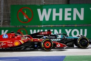 Charles Leclerc, Ferrari SF-24, lucha con George Russell, Mercedes F1 W15