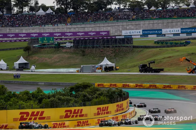 Yuki Tsunoda, AlphaTauri AT02, Lance Stroll, Aston Martin AMR21, e Lewis Hamilton, Mercedes W12