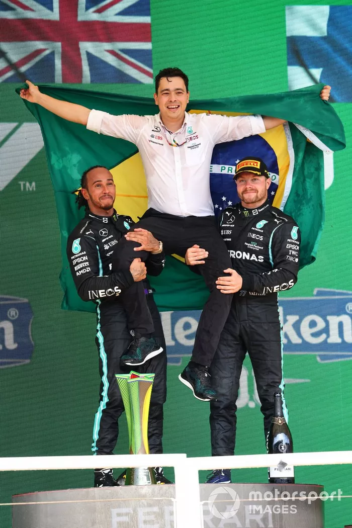 Lewis Hamilton, Valtteri Bottas y un miembro de Mercedes en el podio
