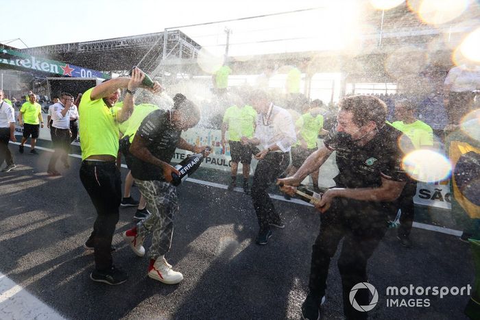 Lewis Hamilton, Mercedes y el equipo Mercedes celebran con champán tras la carrera