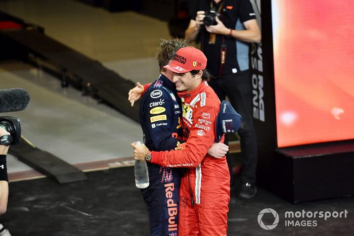 Max Verstappen, Red Bull Racing, 1ª posición, Carlos Sainz Jr., Ferrari, 3ª posición, en Parc Ferme