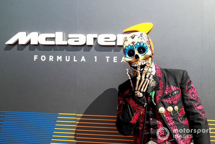 La calavera fuera del motorhome de McLaren