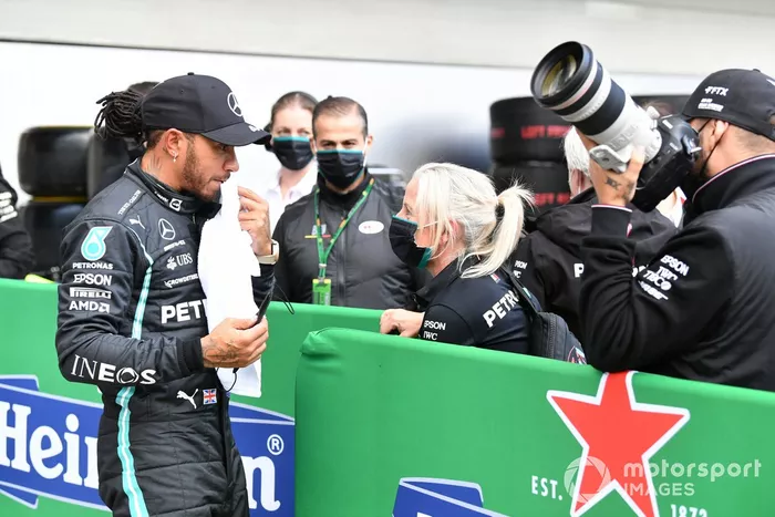 Ganador de la pole  para la carrera sprint Lewis Hamilton, de Mercedes, y Angela Cullen, fisioterapeuta de Lewis Hamilton, en el Parc Ferme