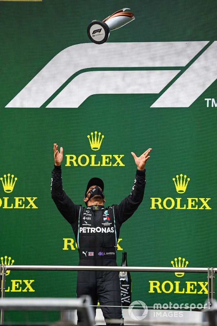 Podio: ganador y campeón del mundo Lewis Hamilton, Mercedes-AMG F1