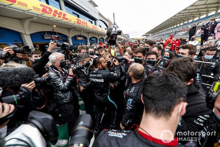 El ganador de la carrera Lewis Hamilton, Mercedes-AMG F1 celebra su 7º título de campeón del mundo en Parc Ferme 