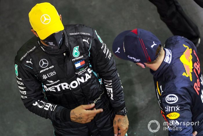 Lewis Hamilton, Mercedes-AMG F1, con el ganador de la pole Max Verstappen, Red Bull Racing, en Parc Ferme