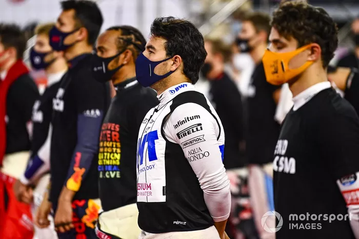 Sergio Pérez, Racing Point, y los demás pilotos se ponen de pie para el himno nacional antes de la salida