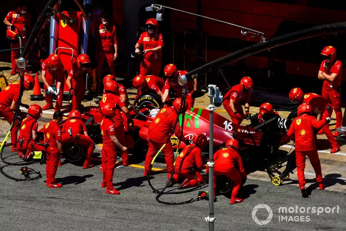 Charles Leclerc, Ferrari SF21, ai box