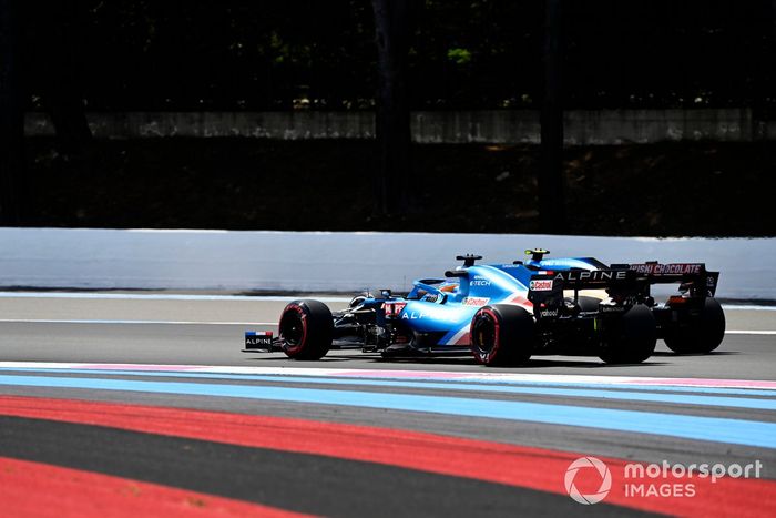 Fernando Alonso, Alpine A521, y Lando Norris, McLaren MCL35M