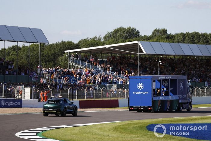 Primer lugar de la carrera Sprint Max Verstappen, Red Bull Racing, segundo lugar Lewis Hamilton, Mercedes y el tercer lugar Valtteri Bottas, Mercedes, recorren el circuito en el camión de la vuelta de la victoria tras la clasificación Sprint