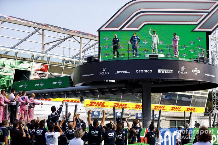 Podio: segundo lugar Carlos Sainz Jr., McLaren, ganador Pierre Gasly, AlphaTauri, y tercer lugar Lance Stroll, Racing Point