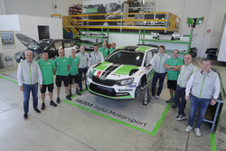 Michal Hrabánek, SKODA Motorsport Team Chief, Pavel Hortek, SKODA Motorsport Team ManagerRiccardo Scandola, SKODA Italia Motorsport â Team Principal, Franco Cunico SKODA Italia Motorsport â Team Manager, Gianluca Fait, Responsabile Service e Motorsport SKODA Italia e Umberto Scandola con il team