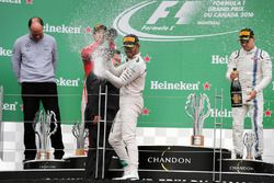 Podio: ganador de la carrera Lewis Hamilton, Mercedes AMG F1 celebra
