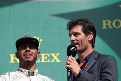 Lewis Hamilton, de Mercedes AMG F1 en el podio con Mark Webber, piloto del Porsche equipo WEC / cana