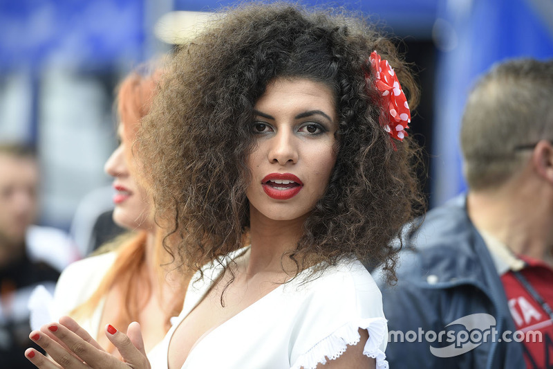 Hermosa chica de Red Bull