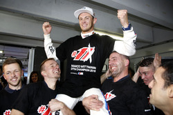 Чемпіон Марко Віттман, BMW Team RMG? святкуває з командою