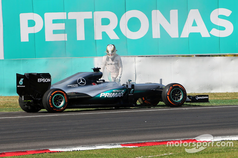 Lewis Hamilton, Mercedes AMG F1 W07 Hybrid contraint à l'abandon avec un moteur cassé