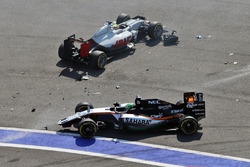 Эстебан Гутьеррес, Haas F1 Team VF-16 и Нико Хюлькенберг, Sahara Force India F1 VJM09 - авария на ст